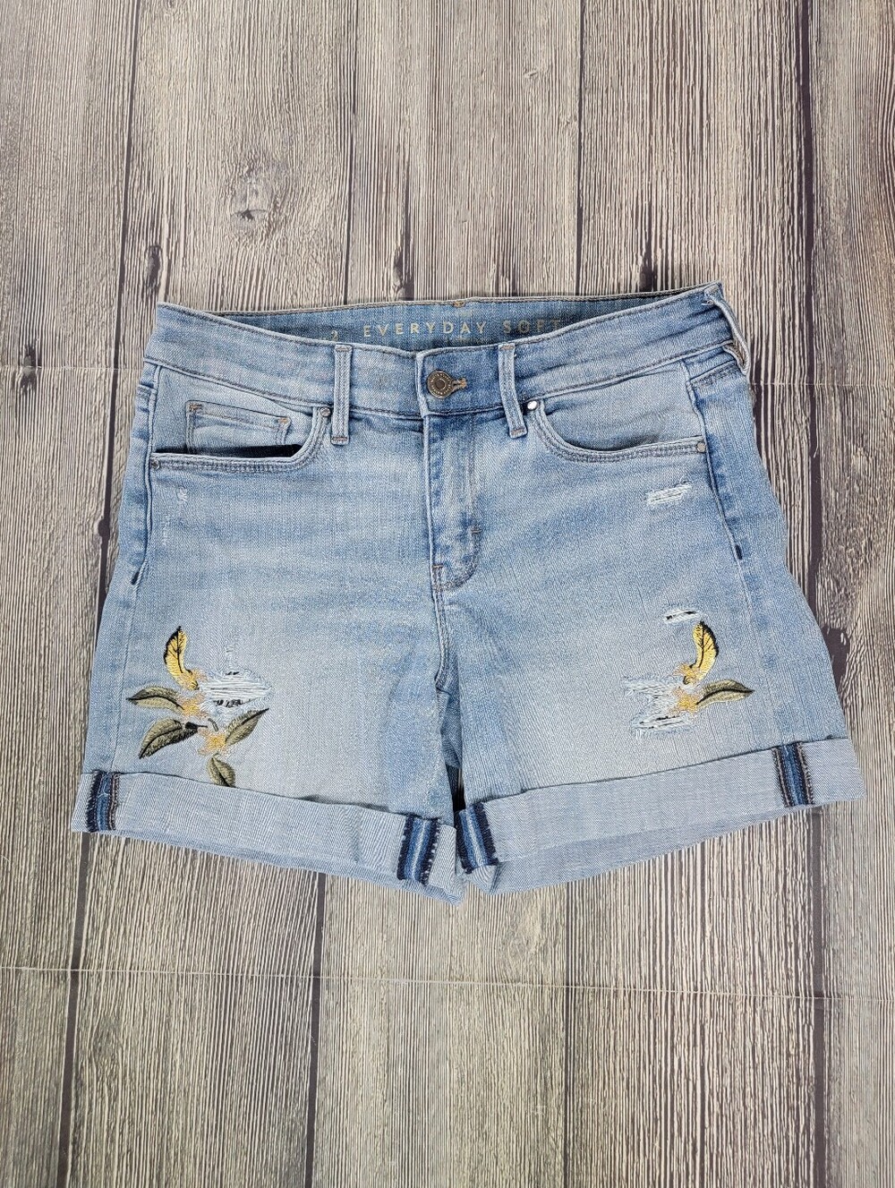 White House Black Market Everyday Soft 5" Embroidered Floral Mid Rise Shorts
